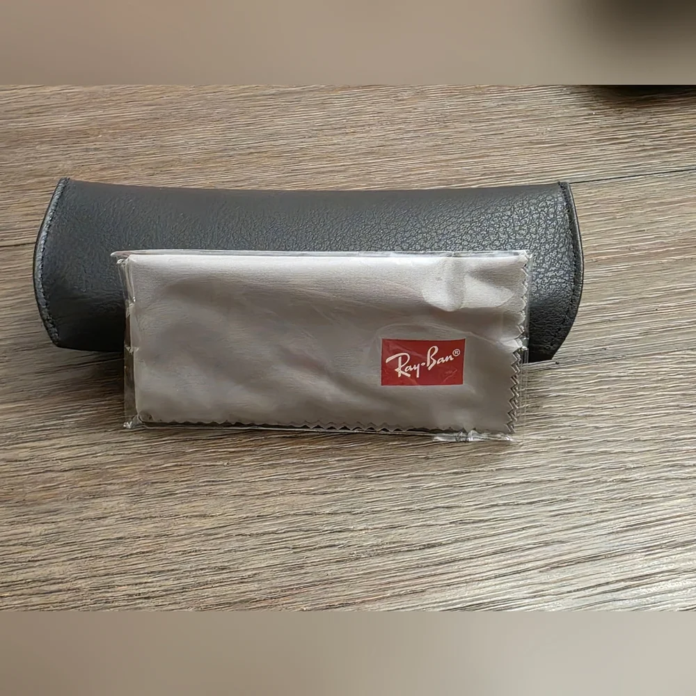 Ray-Ban Black Snap Closure Silver Seal Case with Cleaning Cloth - Picture 6 of 10